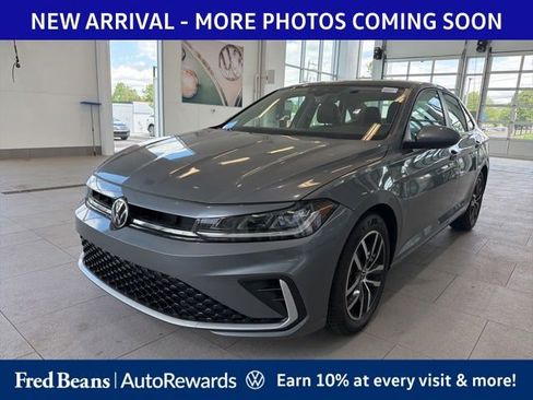 Used 2025 Volkswagen Jetta SE FWD image 2
