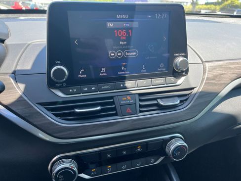 Used 2025 Nissan Altima 2.5 SV FWD image 17