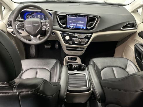 Used 2024 Chrysler Pacifica Touring-L image 4