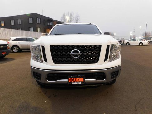 Used 2019 Nissan Titan SV w/ SV Convenience Package image 18