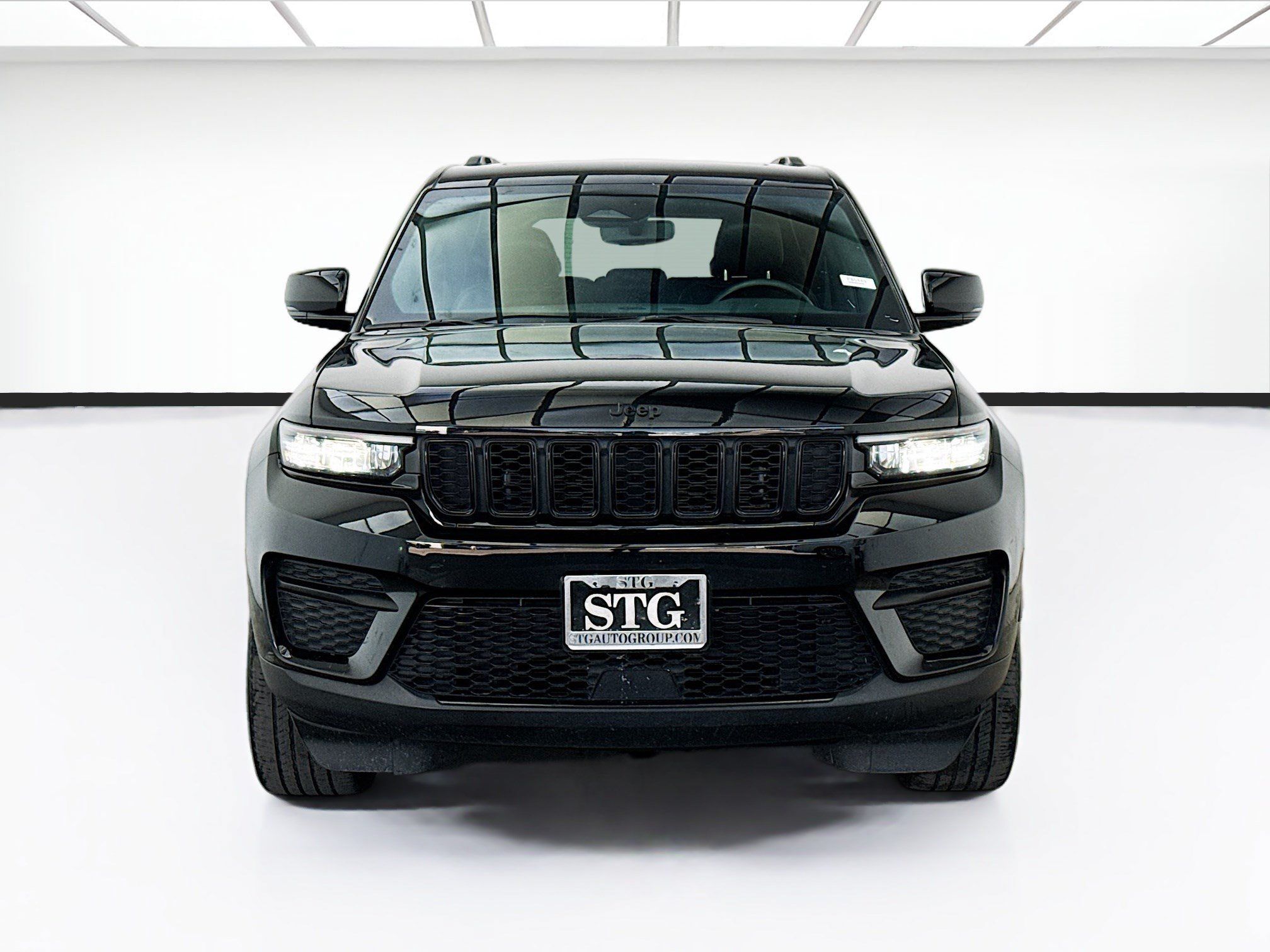 Used 2023 Jeep Grand Cherokee Altitude AWD/4WD image 2