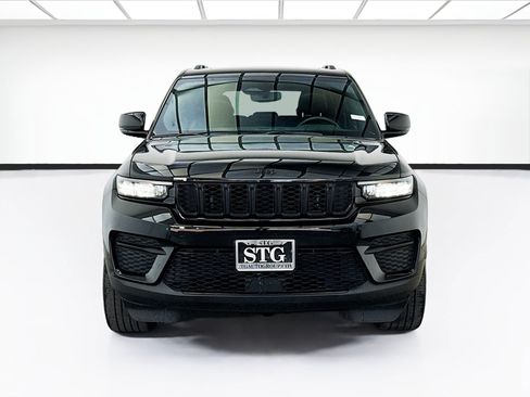 Used 2023 Jeep Grand Cherokee Altitude AWD/4WD image 2