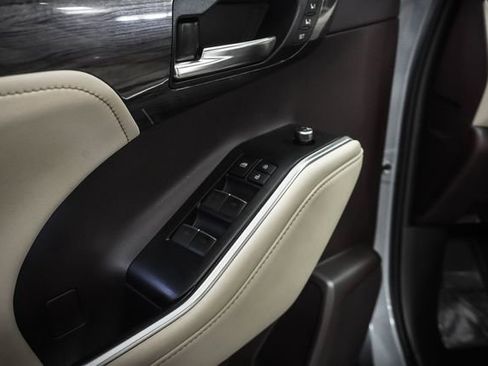 Used 2022 Toyota Highlander Limited image 11