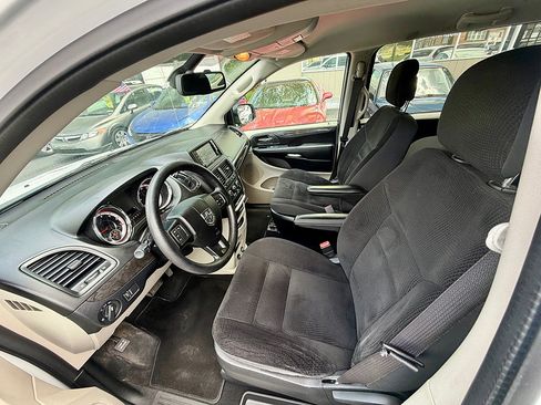 Used 2019 Dodge Grand Caravan SE w/ UConnect Hands-Free Group FWD image 8