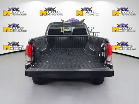 Used 2017 Toyota Tacoma TRD Sport AWD/4WD image 26