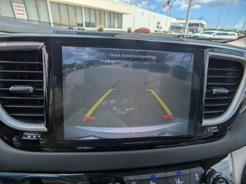 Used 2024 Chrysler Pacifica Touring-L FWD image 18