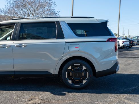 New 2026 Kia Carnival EX FWD image 5