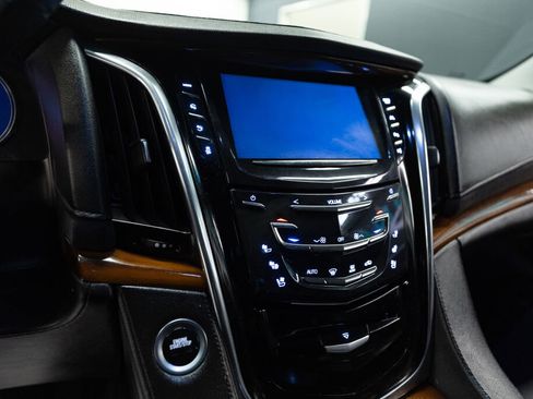 Used 2017 Cadillac Escalade Luxury image 12
