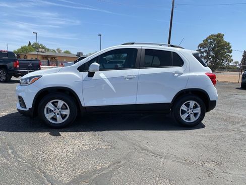 Used 2021 Chevrolet Trax LT w/ LT Convenience Package FWD image 3