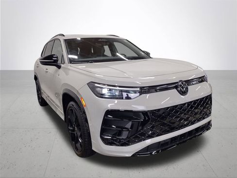 New 2025 Volkswagen Tiguan SE R-Line image 4