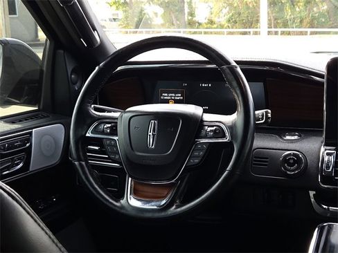 Used 2021 Lincoln Navigator Reserve image 12