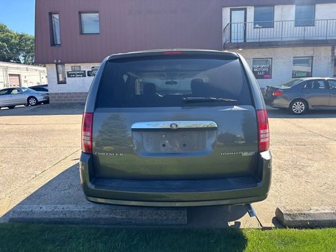 Used 2010 Chrysler Town & Country Touring FWD image 6