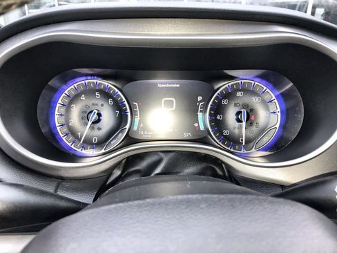 Used 2024 Chrysler Pacifica Touring-L image 15