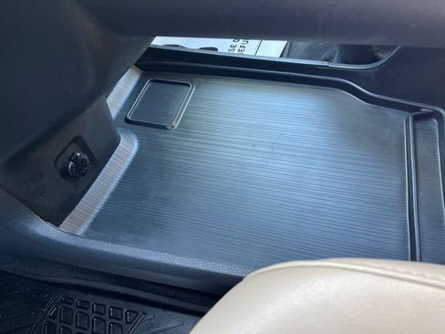 Used 2021 Toyota Sienna Limited image 35