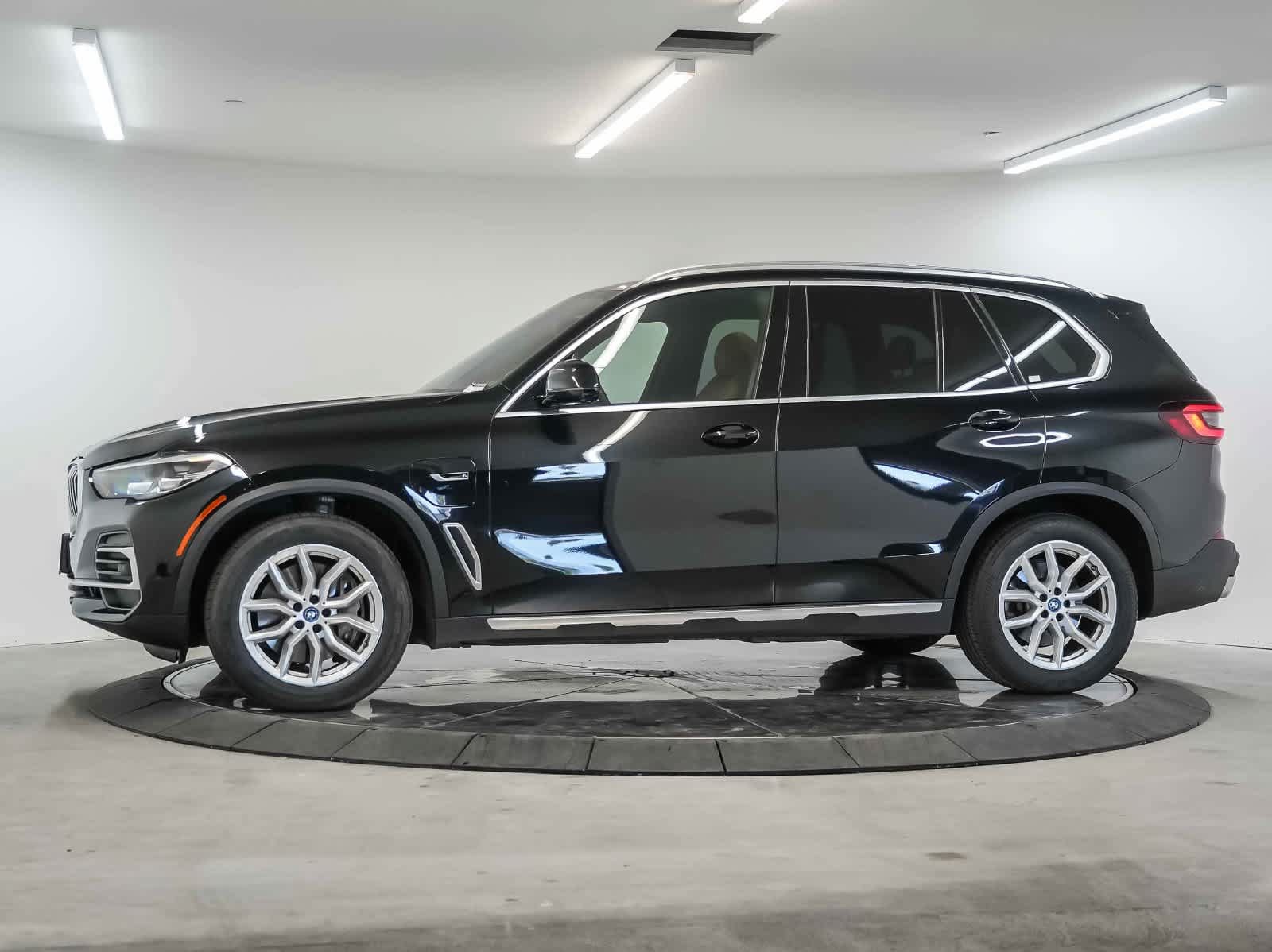 Used 2022 BMW X5 xDrive45e w/ Parking Assistance Package AWD/4WD image 2