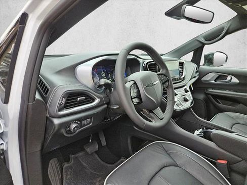 New 2026 Chrysler Pacifica Limited w/ S Appearance Package FWD image 3