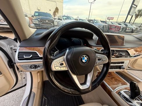 Used 2018 BMW 750i xDrive image 22