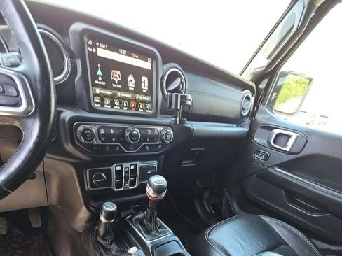Used 2018 Jeep Wrangler Unlimited Sahara AWD/4WD image 4