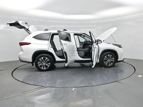 Used 2023 Toyota Highlander XLE AWD/4WD image 3