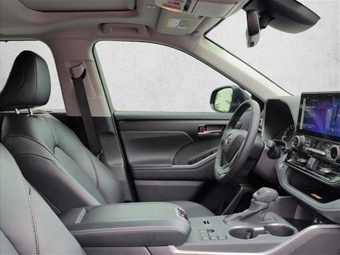 Used 2025 Toyota Highlander XLE FWD image 28