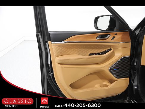 Used 2023 Jeep Grand Cherokee Summit AWD/4WD image 4