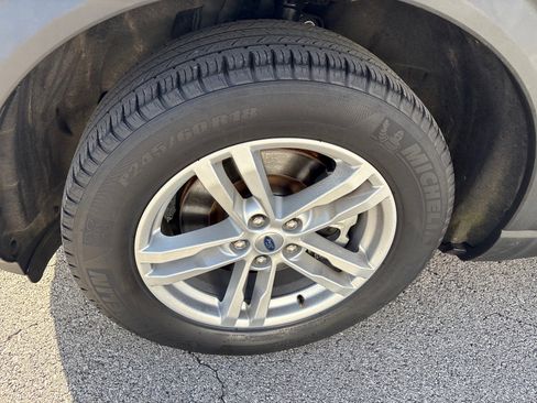 Used 2022 Ford Explorer XLT w/ Equipment Group 202A image 7