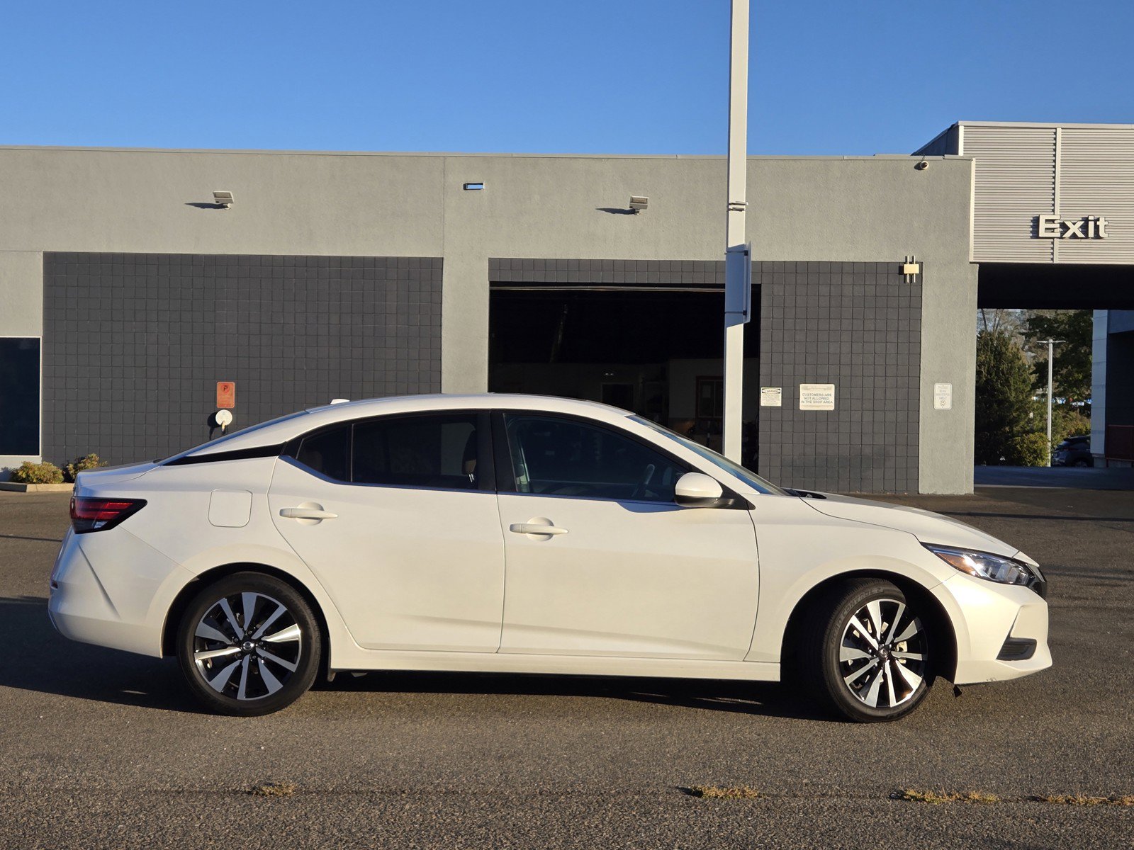 Used 2023 Nissan Sentra SV w/ SV Premium Package FWD image 3