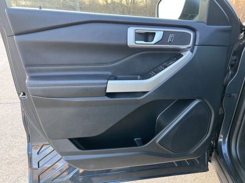 Used 2023 Ford Explorer XLT image 23