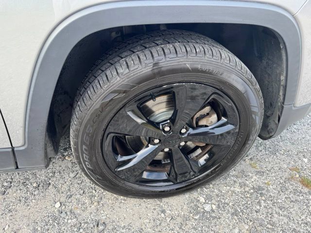 Used 2017 Jeep Cherokee Sport FWD image 11