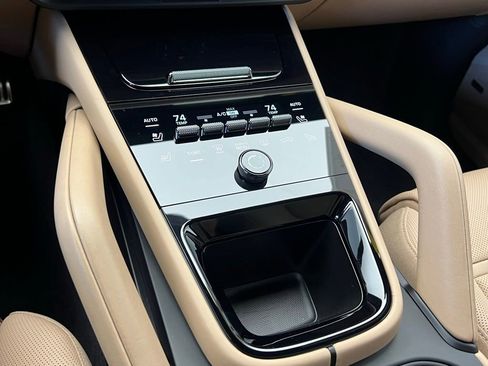 Used 2024 Porsche Cayenne Turbo image 11