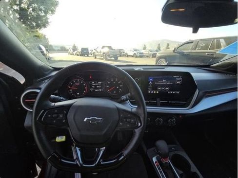 Used 2025 Chevrolet Trax RS FWD image 6