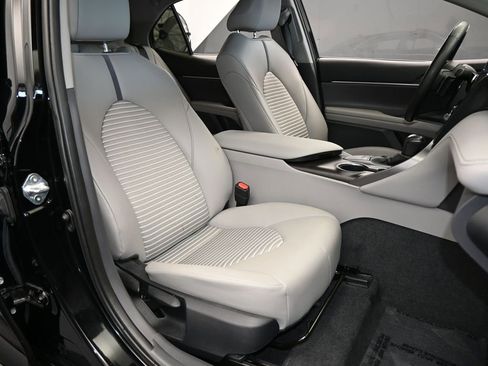 Used 2024 Toyota Camry SE image 39