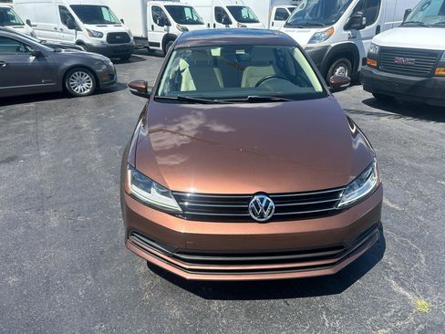 Used 2017 Volkswagen Jetta SE FWD image 2