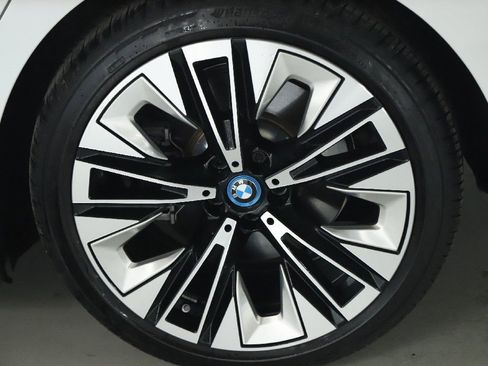 Used 2025 BMW i5 xDrive40 w/ Premium Package image 40