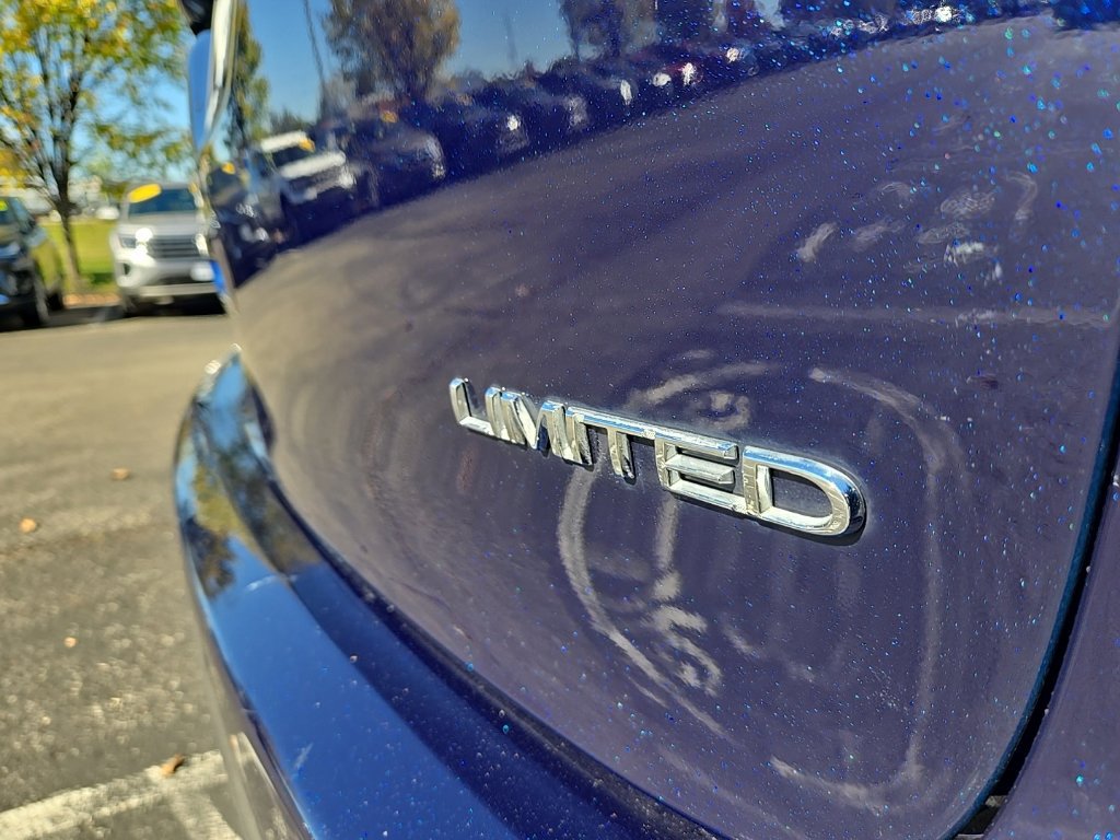Used 2018 Chrysler Pacifica Limited w/ Tire & Wheel Group FWD image 14