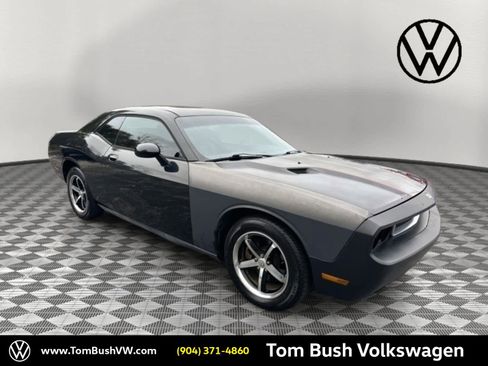Used 2010 Dodge Challenger SE image 1