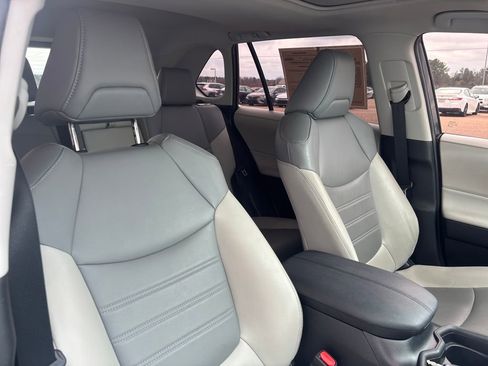 Used 2021 Toyota RAV4 XLE Premium image 17