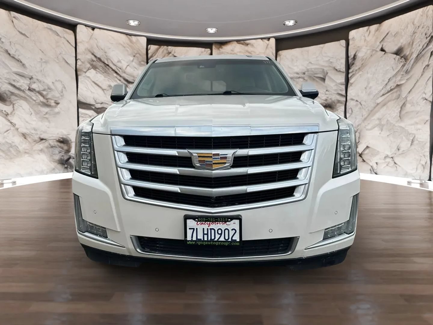 Used 2015 Cadillac Escalade Luxury AWD/4WD image 2
