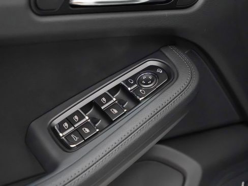 Certified 2026 Porsche Macan AWD/4WD image 23
