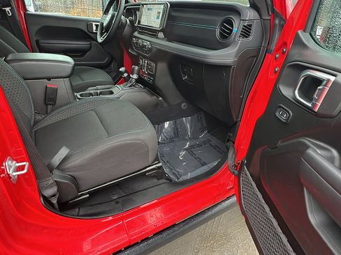 Used 2025 Jeep Wrangler Rubicon w/ Convenience Group image 19