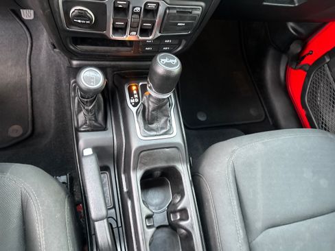 Used 2018 Jeep Wrangler Unlimited Sport S AWD/4WD image 14