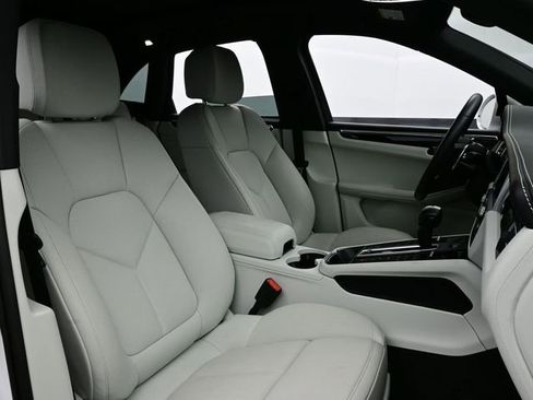 Certified 2025 Porsche Macan AWD/4WD image 18