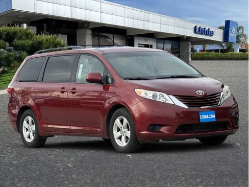 Used 2017 Toyota Sienna LE image 11