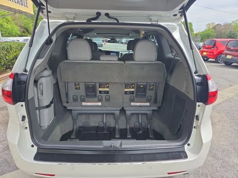 Used 2018 Toyota Sienna XLE w/ XLE Navigation Package image 19