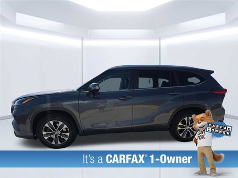 Used 2023 Toyota Highlander XLE FWD image 2