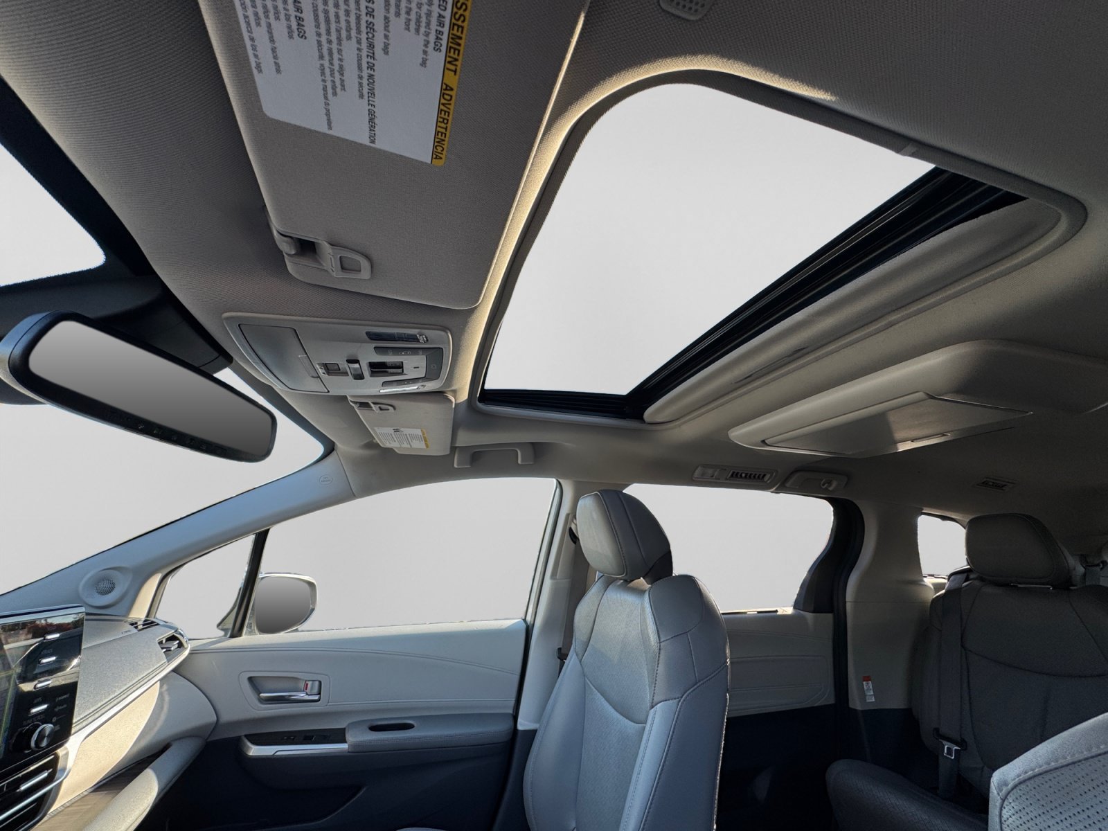 Used 2023 Toyota Sienna Limited AWD/4WD image 3