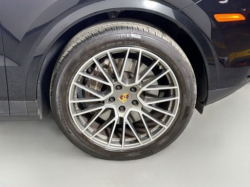 Certified 2023 Porsche Cayenne Platinum Edition image 13