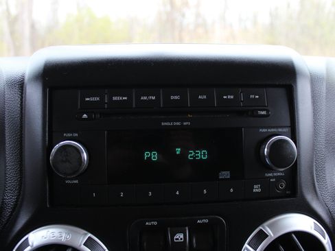 Used 2011 Jeep Wrangler Sahara w/ Connectivity Group AWD/4WD image 23