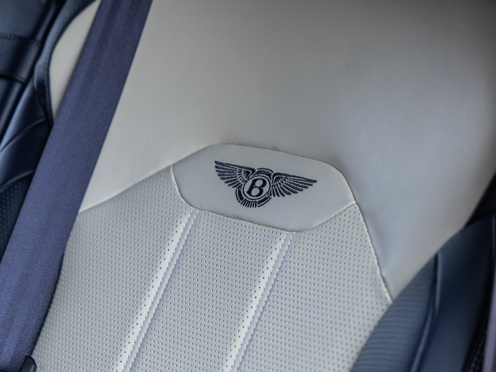 Used 2021 Bentley Bentayga AWD/4WD image 38