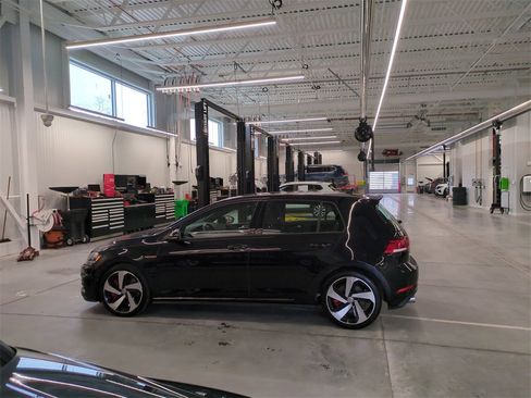 Used 2021 Volkswagen GTI SE image 6